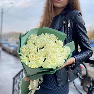 Малага, Іспанія - Букет з 25 білих троянд.